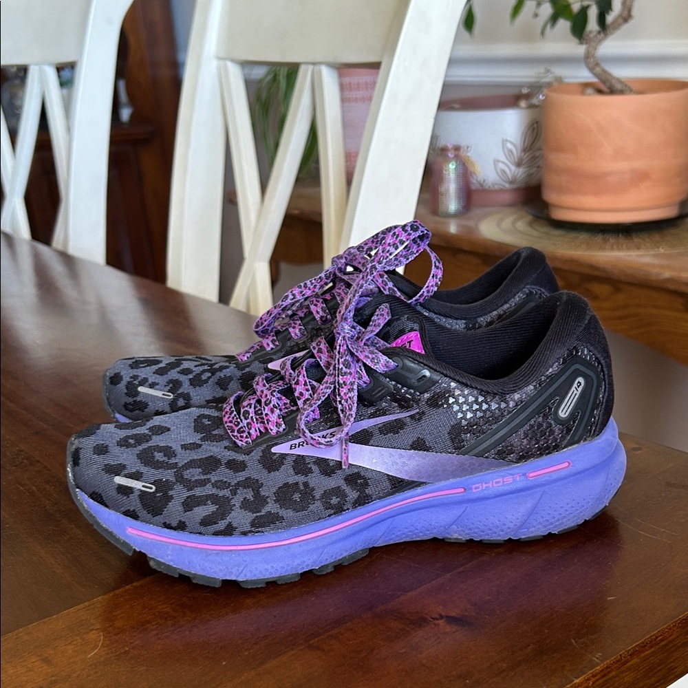 Women’s Ghost Brooks